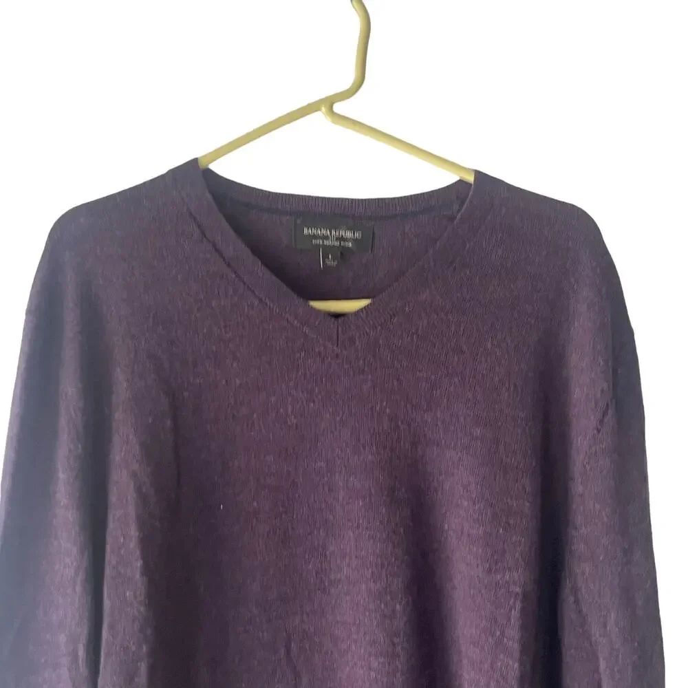 Banana Republic‎ Men's Size Large 100% Merino Wool Purple V Neck Sweater